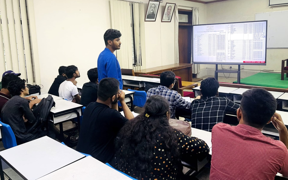 নতুন আবেদনকারীদের জন্য 'ক্যাম্পাস সাংবাদিকতার প্রাথমিক পাঠ' শীর্ষক দিনব্যাপী কর্মশালা শনিবার (৬ জুলাই) সেমিনার রুমে অনুষ্ঠিত হয়।