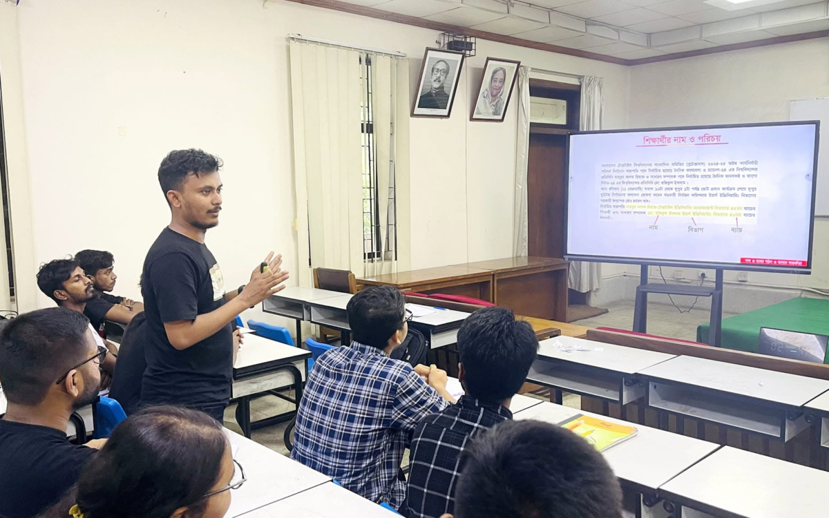 নতুন আবেদনকারীদের জন্য 'ক্যাম্পাস সাংবাদিকতার প্রাথমিক পাঠ' শীর্ষক দিনব্যাপী কর্মশালা শনিবার (৬ জুলাই) সেমিনার রুমে অনুষ্ঠিত হয়।