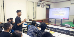 নতুন আবেদনকারীদের জন্য 'ক্যাম্পাস সাংবাদিকতার প্রাথমিক পাঠ' শীর্ষক দিনব্যাপী কর্মশালা শনিবার (৬ জুলাই) সেমিনার রুমে অনুষ্ঠিত হয়।