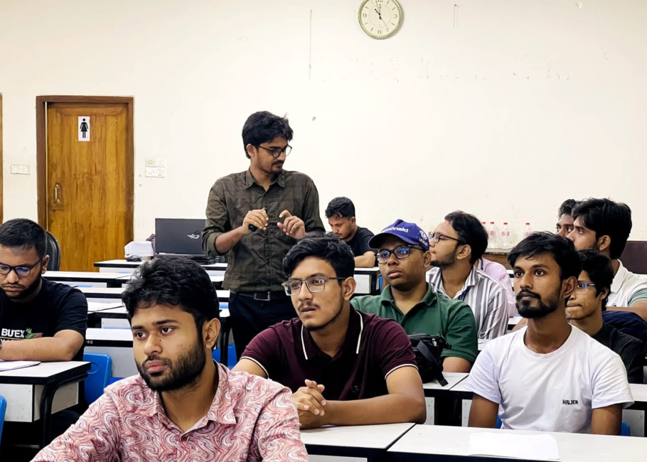 নতুন আবেদনকারীদের জন্য 'ক্যাম্পাস সাংবাদিকতার প্রাথমিক পাঠ' শীর্ষক দিনব্যাপী কর্মশালা শনিবার (৬ জুলাই) সেমিনার রুমে অনুষ্ঠিত হয়।